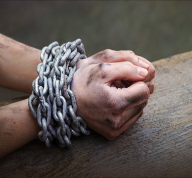 Yakın görüş eski kanun tehlikesi. Stresli erkek çocuk Tanrı 'dan yaşam ahşap metin uzayına yardım etmesini diliyor. Kapanış limiti, acı, kadın bileğini bağlıyor. Demir halat, vücut istismarını engelliyor.