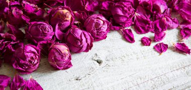 Eski büyük sanat eseri parlak pembe mor koku spa çiçekli yağ yığını metin kopyalama uzayı. Güzellik retro detoks bitkisi diyet aşk sembolü. Kartı selamla. Makro görünüm masa başı masa tasarımını kapat.