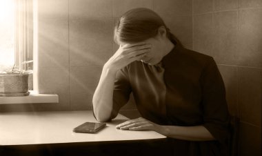 Genç, bitkin, kederli, ağlayan, ağlayan, genç bir bayan. Tanrı şahidim olsun ki karanlık odanın duvarlarında mesaj alanı var. Yetişkin hasta suçlu üzgün kasvetli korku savaşı dulu düşün acı aşk utancı aleti konuşuyor