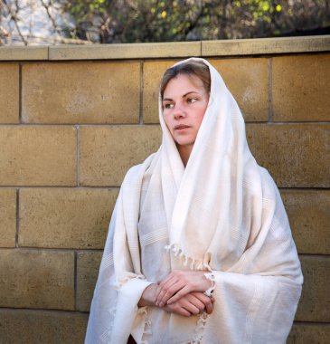 Yetişkinler çağı kutsal İbrani gelini İsa 'dan merhamet dileyin. İnançlı olun. Yahudi, yaşlı, beyaz, Arap bir bez parçasından korkun. Sadık azize utangaç bakire Mary köle eli bak bak bak ev çitlerine hayran