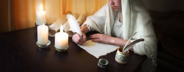 Üst görünümü kapatın. İncil 'deki hukuk ilanları sayfasını geçin. Lütfen uzayı okuyun. Yakın yaştaki erkek kol, parmak ucu mürekkep çizer. Sanat günlüğü çizer. Not defteri yazarı, insan evladı, siyah tahta masa.