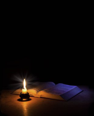 Grunge çağı, kaba, kaba, kahverengi mezmur dua et, Torah hukuk mektubu arşivi koyu siyah ahşap masa alanı istiflesin. Yeni Yahudi kültürü Tanrı İsa İncil edebiyatı sanat tahtası hala hayat ateşi kavramı