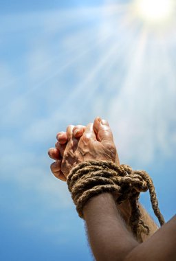 Tehlike hukuku, üzücü mücadele, çatışma, mavi metin alanını aydınlatıyor. Kelepçe kaçırma, hapis cezası, baskı limiti, yumruk atamama, bağımlı bağlama, umutsuzca kaçırılma, yakalama, yakalama...