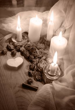 Samimi antika kutsal hatıra günü karanlık akşam evi banyosu mavi gökyüzü penceresi yazı uzayı afişi bile. Eski, yıpranmış beyaz masayı kapat. Hâlâ hayattayız. Pembe mumla aydınlatılmış sanat tebrik kartı dekoru.