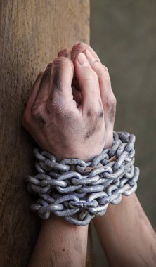 Yakın görüş eski kanun tehlikesi. Stresli erkek çocuk Tanrı 'dan yaşam ahşap metin uzayına yardım etmesini diliyor. Kapanış limiti, acı, kadın bileğini bağlıyor. Demir halat, vücut istismarını engelliyor.