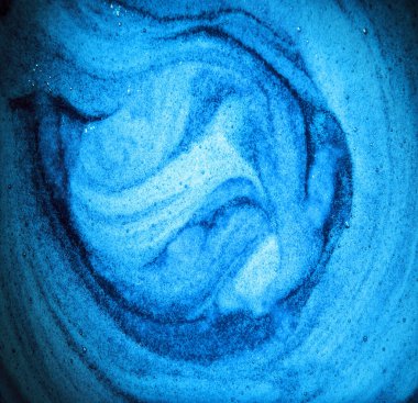 Makro parlak cyan parlak parlak, ıslak, kalın hava yuvarlak, sarmal meyve suyu, reçel sosu leke elementi kavramını kapatın. Sanat tasarımı koyu sulu renk yumuşak spa yağlı jel köpüklü metin alanı üst görünümü