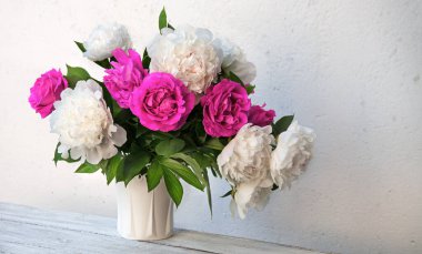 Eski antik çağ sanat parkı ışık masası yazı masası fotokopi uzayı. Güzel, nazik, mutlu, parlak yaprak, büyük, gür tomurcuk, bitki dekoru, yaşam sembolü, kutlama günü kartı, kapak arkaplanı.