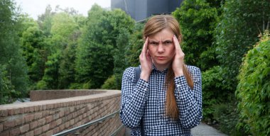 Genç, yorgun, kasvetli, hasta, hasta, hasta kadın. Koluna dokun. Lütfen ayağa kalk ve kentsel ağaçlara bak. Başarısız iş yüksek iş üzgün keder üzgün insan alerjisi travma korkusu