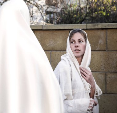 İki mütevazı kutsanmış genç azize insan inancına saygı duyun. Tanrı 'dan yardım dileyin. Yahudi hizmetçi, eski beyaz Arap elbise giysisinden korksun. Mutluluğa hayran olun. İncil umudu. İsrail bahçe evi umudu.