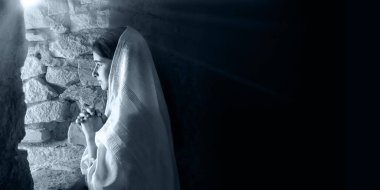 Genç üzgün, üzgün, endişeli, Yahudi, insan suratlı, Tanrı 'ya dua et de rüya aşkı dile. Genç bayan, siyah hapishane kalesinin duvarında duruyor. Korku, acı, üzüntü, savaş, mesaj alanı.