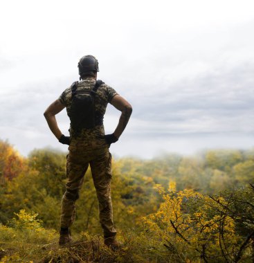 Yalnız, yorgun, genç, ABD 'li, NATO' lu erkek, dinleniyor. Kalça bel, bak. Tehlike ormanı, ağaç ışığı, beyaz gökyüzü mesaj sahası. Yalnız üzgün üzgün üzgün üzgün üzgün hisset. Kayıp veteriner kahraman tanrı inancı kavramı.
