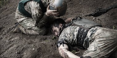 A.B.D. Nato Muhafız Birliği Ekibi acı erkek polis memuru silah yarası tehlikeyi korumada yardım et savaş karanlık alana düş sağlık görevlileri yardım çığlıkları yaralanmaya yardım et kan kaybeden savaşçı kahraman