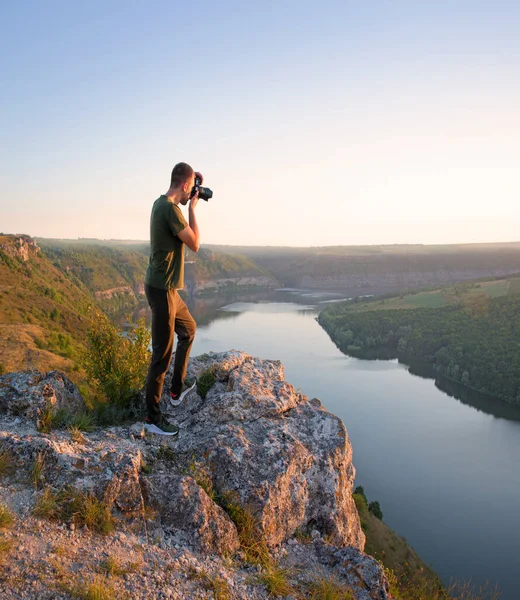 Kırsal kesimdeki genç kadın kolu neşe kazandırır. Huzur içinde yat. Neşelen erkek çocuk, el ele dur DSR, sakin okyanus sisi kampı, yüksek kaya tepesi, çayırlık arazi ağacı sahnesi.