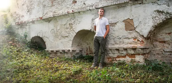 Genç yaşta umutsuzluğa kapılmak, kederlenmek, suçlu çocuğu üzmek, güven duygusu, şehir merkezine yolculuk, tuğla ev, mesaj alanını mahvetmek. Mutlu adam bekle, ağla Tanrım, İsa eski kilise tepenin izini kaybetti.