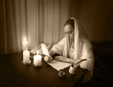 Üst görünümü kapatın. İncil 'deki hukuk ilanları sayfasını geçin. Lütfen uzayı okuyun. Yakın yaştaki erkek kol, parmak ucu mürekkep çizer. Sanat günlüğü çizer. Not defteri yazarı, insan evladı, siyah tahta masa.