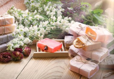 Kapalı görüş büyük taze eko bitki yağı el gül kokusu durulama kağıt el işi kağıt masa tahtası metin arkaplanı. Birçok ıslak su ipi köpük sembolü güzellik hediyesi rahatla eski moda sanat tasarımı tarzı