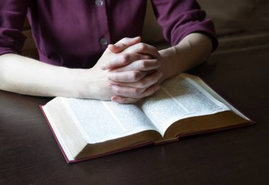 Kutsal, yalnız aziz çocuk, sence aşk ilâhi mi diye sor vaaz ver vaaz ver yeni kağıt ahşap metin alanı aç antika erkek öğrenci kolu koyu siyah kilise odası aydınlığı gökyüzü bilgelik tarihi kavramı bile