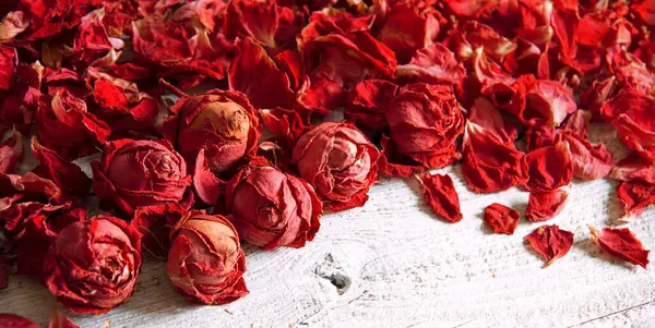 Eski büyük sanat eseri parlak pembe mor koku spa çiçekli yağ yığını metin kopyalama uzayı. Güzellik retro detoks bitkisi diyet aşk sembolü. Kartı selamla. Makro görünüm masa başı masa tasarımını kapat.