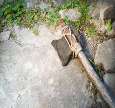 Yakın çekim kaba eski Neolith dönemi zanaat Hint avcı adam çakmaktaşı bıçak hache kol vahşi zemin metin uzayı. Üst kabileyi kapatın. Çelik çelik savaş objesi sanat stili işareti.