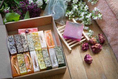 Taze eko çiçekleri yakın plan. Çiçek yağlı el, gül kokusu, ahşap el, masa başı yazı arkaplanı. Birçok ıslak su köpüğü, güzellik, aşk, eski moda sanat tasarımı.