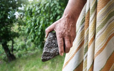 Yakından bakınca, son sınıfların kirli, kaba Yahudi, yaşlı palmiyesi Abel şehitlerinin öldüğü hayvan sahnesine denk geldi. Şeytani nefret günahı adam kavradı kaya avını ölü Stephen Paul çim gökyüzü hikayesini yaraladı