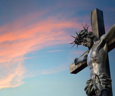 Soyut kutsal ilahi kurtarıcı duacı ölü adam Mesih tutku acı ruh hayat. Kutsal Ruh, koyu renk ahşap kilise mezar mezar mezar mezar heykeli simge ışık kırmızı bulutlu hatta cennet metin uzayı