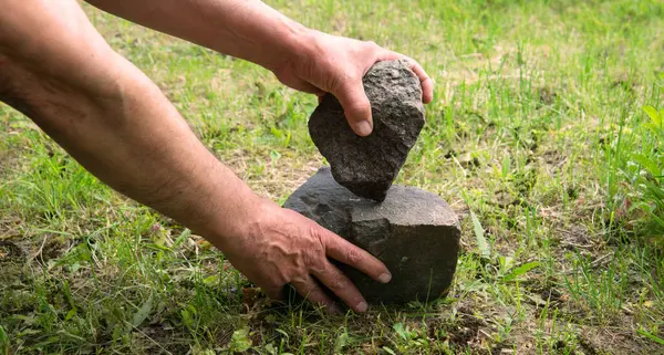 하빌리스 에렉투스 조각가 야자수는 예술품을 만들었습니다 단단하고 현무암돌을 이용해 흙으로 — 스톡 사진