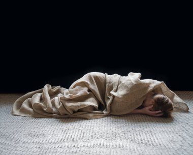 Genç, yalnız, yorgun, kayıp, kayıp, yas tutan, yas tutan, ağlayan, ağlayan, ağlayan bir genç bayan, Tanrı 'ya yalvar, merhamet dile, zavallı, ruhsal, suçlu, günahkar, kötü, acı çeken, sarhoş, uyuşturucu bağımlısı, yaşlı, kenar mahalle gecesi