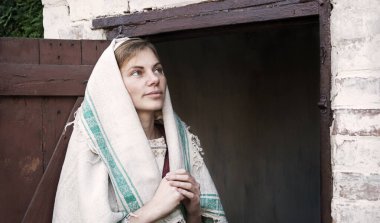 Yetişkinlik çağı kutsal İbrani İsrail Tanrı inancı zavallı kız kurusu insan beyaz Arap şalı giysisi. Mütevazı bir İslam hanımı. Mutlu bir genç bayan. Uzaklara bakın.