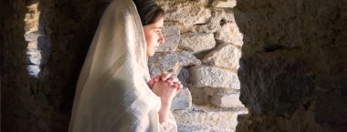 Genç üzgün, üzgün, endişeli, Yahudi, insan suratlı, Tanrı 'ya dua et de rüya aşkı dile. Genç bayan, siyah hapishane kalesinin duvarında duruyor. Korku, acı, üzüntü, savaş, mesaj alanı.