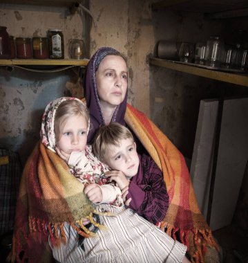 Kyiv. Ukrayna. 26 Nisan 2022. Bombacı terörle savaşıyor. Zavallı hasta kadın panikledi. Oturdu ve Avrupa 'nın eski konsept mesaj alanını hedef almasına yardım etti. İnsan acısı hayat kurtarır Tanrı 'ya şehirde barış için dua eder