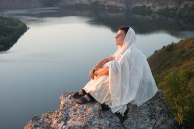 Kırsal barış, günbatımında güneş batımında tek neşeli genç yahudi çocuk David yaşlı peçe, umarım Tanrı İsa Mesih 'in inancı üzerine oturur. Vahşi Yahudi parkı ağacı üzgün deniz havuzu okyanus kızı manzaralı eski İncil 'e ait metin alanı