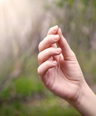 Genç erkek işçi kız kolu İncil 'de geçen güveni al Tanrı' ya göster. Yeni bir güç göster. Hayat için dua et. Makro görüntüyü kapat. Tek bir çiğ kuru kelime. Soya ağacı toprak tarlası.