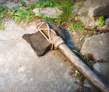 Yakın çekim kaba eski Neolith dönemi zanaat Hint avcı adam çakmaktaşı bıçak hache kol vahşi zemin metin uzayı. Üst kabileyi kapatın. Çelik çelik savaş objesi sanat stili işareti.