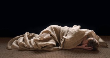 Genç, yalnız, yorgun, kayıp, kayıp, yas tutan, yas tutan, ağlayan, ağlayan, ağlayan bir genç bayan, Tanrı 'ya yalvar, merhamet dile, zavallı, ruhsal, suçlu, günahkar, kötü, acı çeken, sarhoş, uyuşturucu bağımlısı, yaşlı, kenar mahalle gecesi