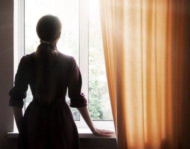 Genç mutlu ruh hali inancı Tanrı 'ya sor karanlık oda görüşü hatta metin alanı. Yetişkin dindar kadın acı çeker. Eski aşka güvenir. Umut eder.