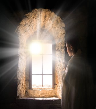 Genç üzgün, üzgün, endişeli, Yahudi, insan suratlı, Tanrı 'ya dua et de rüya aşkı dile. Genç bayan, siyah hapishane kalesinin duvarında duruyor. Korku, acı, üzüntü, savaş, mesaj alanı.