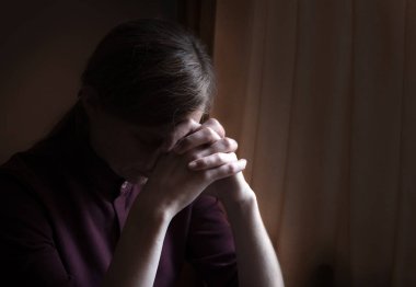 Yalnız kutsal acı çeken genç İsrail 'li kadın kollarını tut ve İsa' ya yalvarmaya başla. Eski antik aziz kutsal kitap tarihi kutsal Yahudi genç aşk ruhu karanlık gece mesajlaşması bile