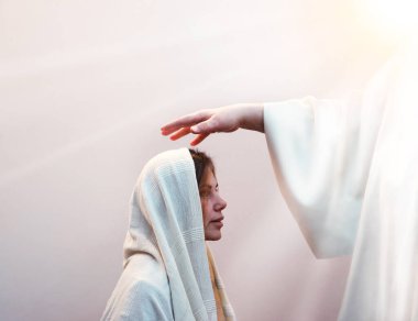 Kutsal, genç, aziz, bakire insan anne, erkek Kral 'dan kollarını Yahudi kadının yüzüne dayamasını iste. Hasta, eski, beyaz, beyaz, peçeli kumaş. Mutluluk, zafer, incil, yemin, aşk...