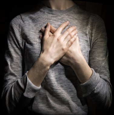 Kutsal İncil 'de genç bir kadın kolundan tutup acı çekiyor. Üzüntüyle düşün ve Tanrı' ya yalvarmaya başla. Eski moda sevimli heyecanlı genç adam nefes bakımının, akciğer gribinin, ruh sağlığı krizinin, mesaj alanının keyfini çıkarıyor.