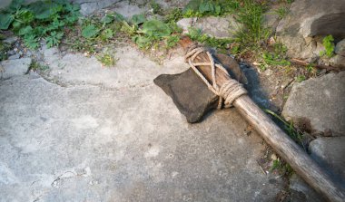 Yakın çekim kaba eski Neolith dönemi zanaat Hint avcı adam çakmaktaşı bıçak hache kol vahşi zemin metin uzayı. Üst kabileyi kapatın. Çelik çelik savaş objesi sanat stili işareti.