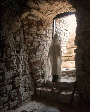 Paslı, korkunç kale tuzağı kurşun tuğla koridor hücre odası aydınlık gün ışığını mahvediyor, gökyüzü kararıyor kasvetli karanlık, yukarı çık, yukarı çık, yukarı çık, yukarı çık, yukarı çık, umut ışığı konsept rüya sembolü.