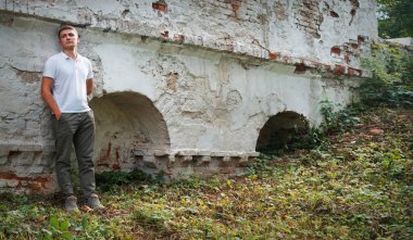 Genç yaşta umutsuzluğa kapılmak, kederlenmek, suçlu çocuğu üzmek, güven duygusu, şehir merkezine yolculuk, tuğla ev, mesaj alanını mahvetmek. Mutlu adam bekle, ağla Tanrım, İsa eski kilise tepenin izini kaybetti.