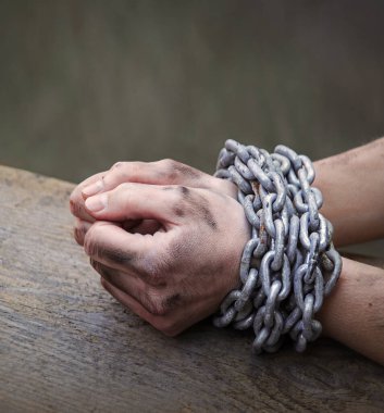 Yakın görüş eski kanun tehlikesi. Stresli erkek çocuk Tanrı 'dan yaşam ahşap metin uzayına yardım etmesini diliyor. Kapanış limiti, acı, kadın bileğini bağlıyor. Demir halat, vücut istismarını engelliyor.