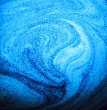 Makro parlak cyan parlak parlak, ıslak, kalın hava yuvarlak, sarmal meyve suyu, reçel sosu leke elementi kavramını kapatın. Sanat tasarımı koyu sulu renk yumuşak spa yağlı jel köpüklü metin alanı üst görünümü