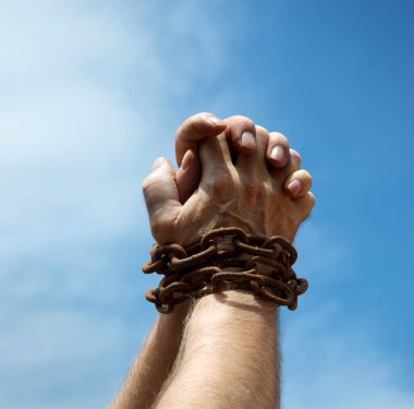 Eski üzücü ümitsizlik korkusu stres adamı dua ediyor. Umarım güneş mavi metin alanını aydınlatır. Yakından adam kaçırma limiti. Bilek bilek, halat bağlama, taciz. Umutsuz vaka.