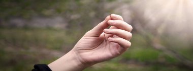 Genç erkek işçi kız kolu İncil 'de geçen güveni al Tanrı' ya göster. Yeni bir güç göster. Hayat için dua et. Makro görüntüyü kapat. Tek bir çiğ kuru kelime. Soya ağacı toprak tarlası.