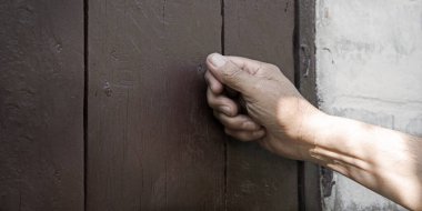 Geçmişe dönük kırsal kesimde koyu siyah kilisesi ziyaret et. Yetişkin aziz Peter, Arab 'a karanlık kapıyı açmasını söyle. Arap İsrail, Orta Doğu, kutsal Yahudi, Joseph, Tanrı 'nın hikâyesi. Lütfen İncil kavramının metnini tutun.