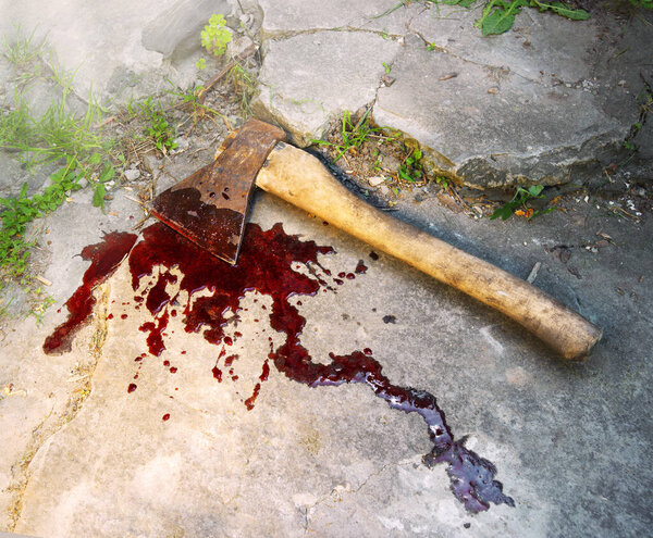 Вид крупным планом атакует тяжело раненого мужчину, работающего на человека, рука жертвы лежала на земле с трещиной каменного пола. Злой гнев страх жуткий закрыть грязь красное кровотечение брызги капельного пятна человек тело руку фермы сцены жизни