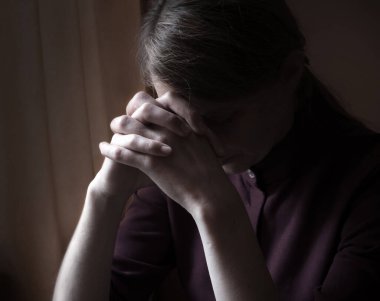 Yalnız kutsal acı çeken genç İsrail 'li kadın kollarını tut ve İsa' ya yalvarmaya başla. Eski antik aziz kutsal kitap tarihi kutsal Yahudi genç aşk ruhu karanlık gece mesajlaşması bile